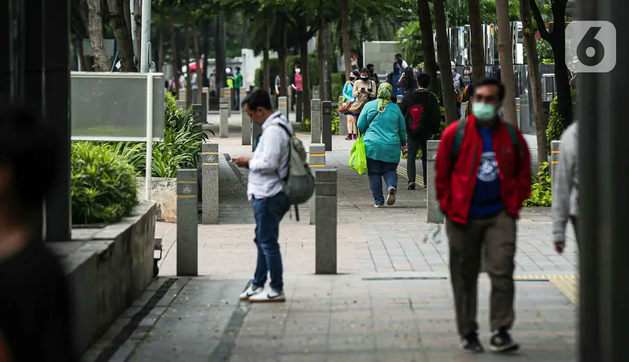 <p>Sejumlah pekerja berjalan usai bekerja di Jalan Jenderal Sudirman, Jakarta, Selasa (10/5/2022). Pemerintah mengimbau masyarakat menerapkan bekerja dari rumah atau work from home (WFH) selama satu hingga dua pekan ke depan untuk mengantisipasi penyebaran virus corona COVID-19 usai libur Lebaran 2022. (Liputan6.com/Faizal Fanani)</p>