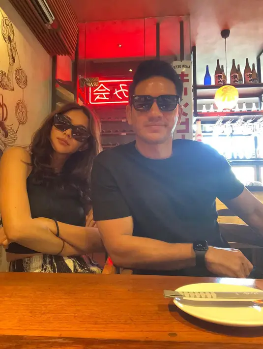 Foto-foto tersebut memperlihatkan romantisme Nana dan Andrew sebagai pasutri [Instagram/nanamirdad_]