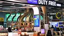 Petugas berjaga di toko Duty Free di Bandara Internasional Suvarnabhumi saat mereka berlatih prosedur untuk pembukaan kembali Thailand, di Bangkok, Rabu (27/10/2021). Mulai 1 November, Thailand akan dibuka kembali tanpa persyaratan karantina untuk yang divaksinasi penuh. (Lillian SUWANRUMPHA/AFP)