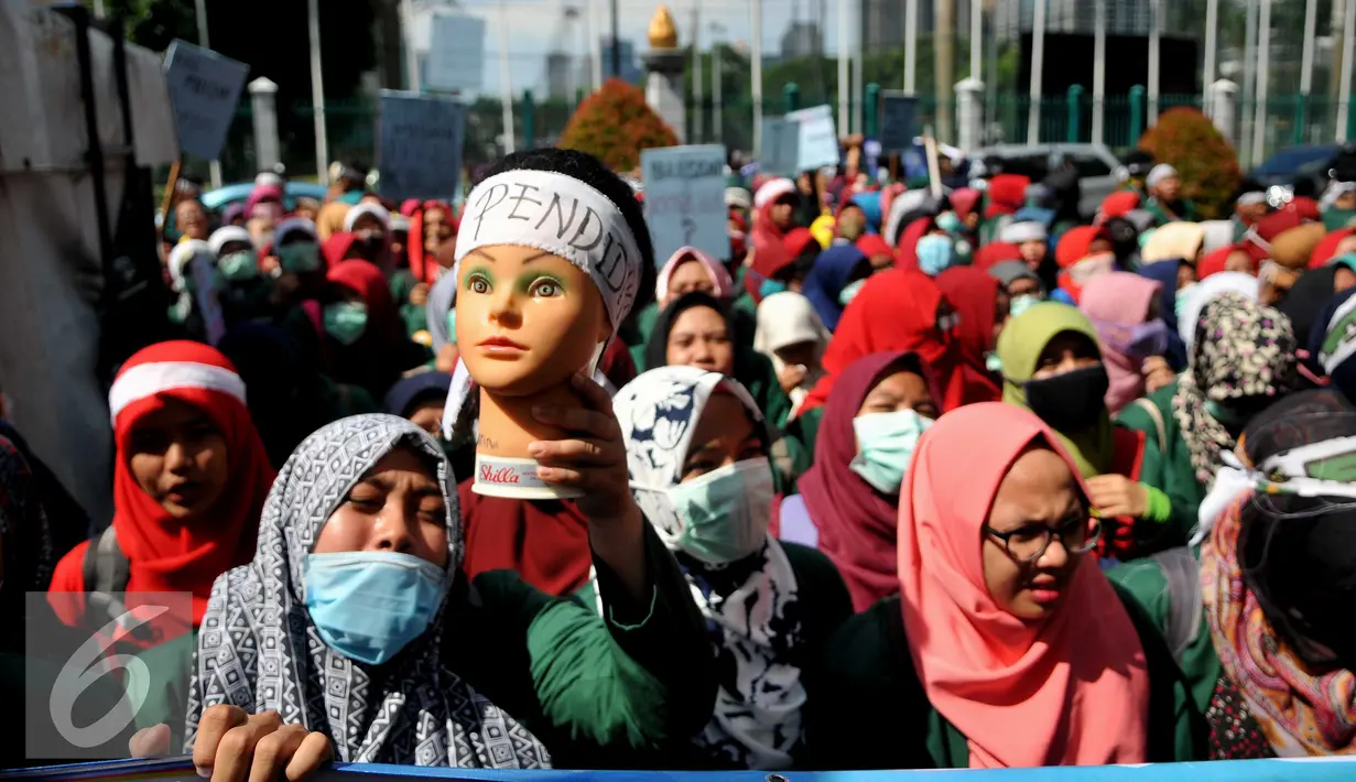 Sebuah kepala patung dibawa saat aksi unjuk rasa memperingati Hardiknas di Kemendikbud, Jakarta, Senin (2/5). Mahasiswa mendesak pemerintah menyediakan pendidikan gratis dan berkualitas serta dapat diakses seluruh rakyat. (Liputan6.com/Gempur M Surya)