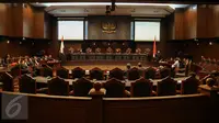 Mahkamah Konstitusi (MK) menggelar sidang putusan UU No Tahun 2015 tentang Pilkada di Gedung MK, Jakarta, Selasa (29/9). MK memperbolehkan daerah dengan calon tunggal untuk melaksanakan pilkada serentak pada Desember mendatang (Liputan6.com/Faizal Fanani)