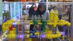 Pengunjung melihat maket di pameran Indonesian Petroleum Association (IPA) di JCC, Jakarta, Rabu (25/5). Pameran ini merupakan pameran migas terbesar di Asia Tenggara. (Liputan6.com/Angga Yuniar)