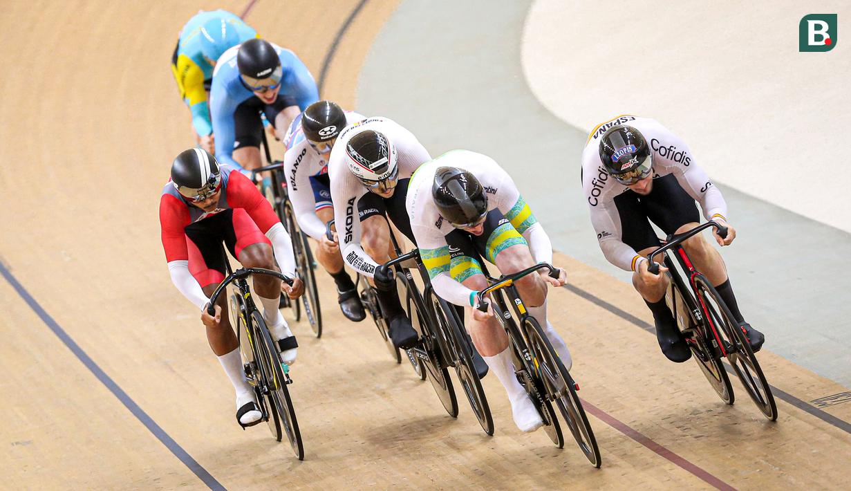 Pebalap Sepeda Indonesia, Dika Alif Dhentaka pada nomor keirin putra UCI Track Nations Cup 2023 di Jakarta International Velodrome, Rawamangun, Jakarta, Minggu (26/02/2023). (Bola.com/Bagaskara Lazuardi)
