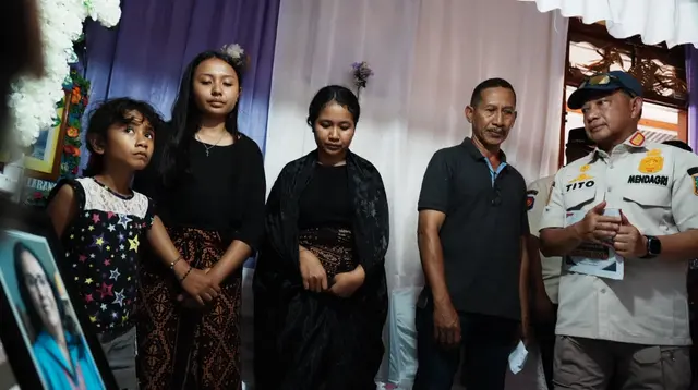 Mendagri Salurkan Tali Asih ke Ahli Waris Korban Gempa Maumere