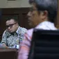 Terdakwa dugaan korupsi pengadaan e-KTP, Irvanto Hendra Pambudi (kiri) menyimak keterangan saksi pada sidang lanjutan di Pengadilan Tipikor, Jakarta, Selasa (18/9). Sidang mendengar keterangan enam saksi. (Liputan6.com/Helmi Fithriansyah)