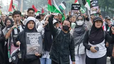 Ratusan warga muslim Indonesia menggelar longmarch Solidarity March with Global March to Gaza di Jalan MH Thamrin, Jakarta, Minggu (27/7/2025). (merdeka.com/Arie Basuki)