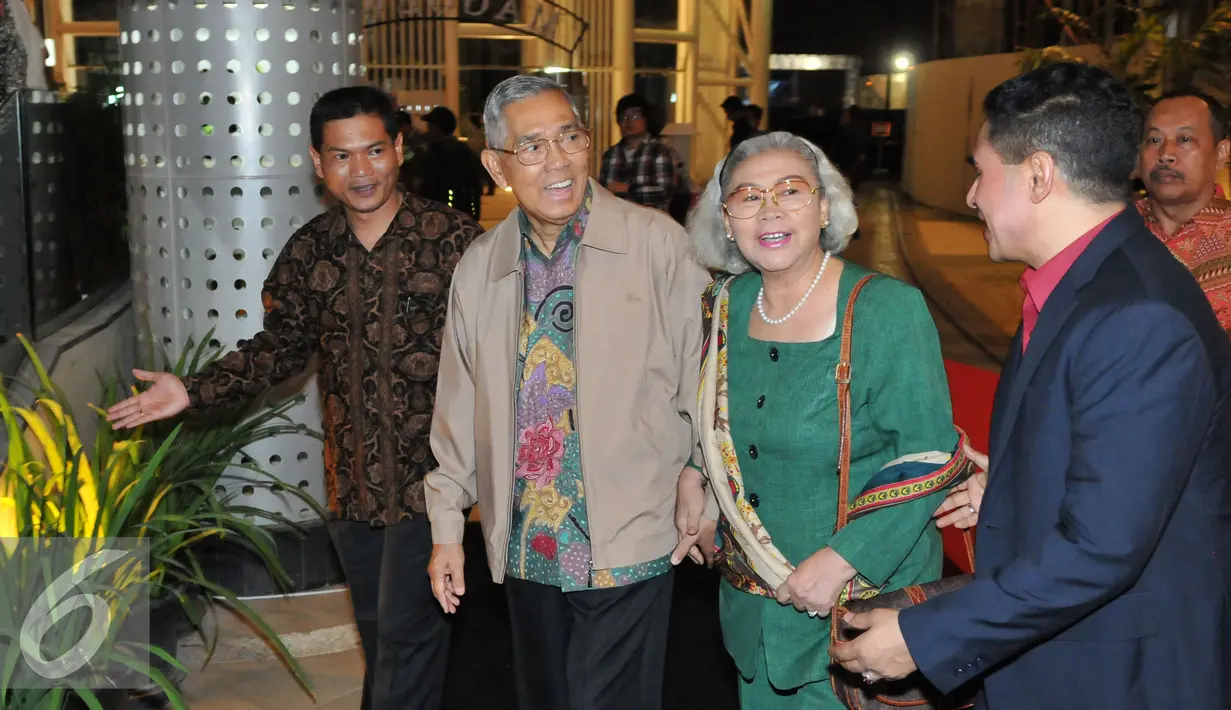 Try Sutrisno (kedua kiri) didampingi Ibu Tuti Sutiawati menghadiri pemutaran perdana Film Jenderal Soedirman, Jakarta, Senin (24/8/2015). Film tersebut mengisahkan Jenderal Soedirman yang memimpin perang gerilya (1945-1949).(Liputan6.com/Andrian M Tunay) 