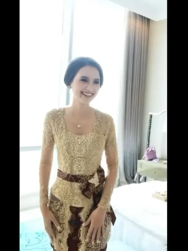 6 Potret Sarah Menzel di Acara Pernikahan Aurel Hermansyah, Pakai Kebaya Bali