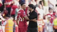 Pemain Liverpool, Trent Alexander-Arnold berbincang dengan pelatih Arsenal, Mikel Arteta setelah laga lanjutan Liga Inggris 2024/2025 melawan Arsenal di Anfield, Liverpool, Inggris, Minggu (11/05/2025) waktu setempat. (AP Photo/Jon Super)