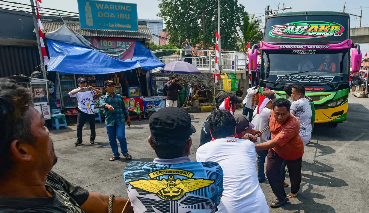 Peserta mengikuti lomba menarik bus di Terminal Lebak Bulus, Jakarta, Senin, 17 Agustus 2026. (KLY/ Arie Basuki)