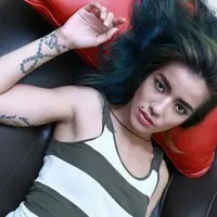 Hobi renang Sheila Marcia ternyata turun pada ketiga anaknya. Meskipun sudah malam, Sheila tidak khawatir mengajak anak-anaknya berenang di sebuah kolam renang. 