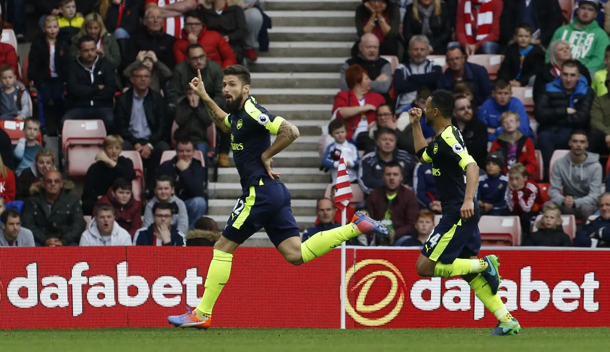 Pemain Arsenal, Olivier Giroud, merayakan golnya ke gawang Sunderland dalam laga Premier League di Stadium of Light, Sabtu (29/10/2016). (Action Images via Reuters/Craig Brough)