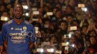 Pemain Persib Bandung, Carlton Cole saat perkenalan kepada Bobotoh di Stadion Siliwangi, Bandung, Minggu (2/4/2017). Tim Maung Bandung akan mengawali laga perdana Liga 1 Indonesia melawan Arema FC. (Bola.com/Nicklas Hanoatubun)