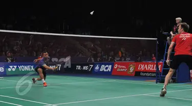 Pebulu Tangkis tunggal putra Indonesia, Tommy Sugiarto mengembalikan kok ke arah Marc Zwiebler di putaran kedua BCA Indonesia Open Superseries Premier 2015 di Jakarta, Rabu (4/6/2015). Tommy kalah 16-21, 22-20, 21-19. (Liputan6.com/Herman Zakharia)