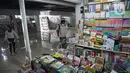 Seorang pria mencari buku bacaan di Pasar Kenari, Jakarta, Rabu (24/11/2021). Sedangkan penjual hanya membayar keamanan dan listrik. Penjualan sangat sepi terdampak sekali pandemi, turun drastis hingga 80% yang sebelum pandemi bisa menjual 20 buku. (Liputan6.com/Faizal Fanani)