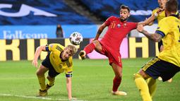Gelandang Portugal, Bruno Fernandes, berebut bola dengan bek Swedia, Filip Helander, pada laga UEFA Nations League di Stadion Friends Arena, Rabu (9/9/2020) dini hari WIB. Portugal menang 2-0 atas Swedia. (AFP/Jonathan Nackstrand)