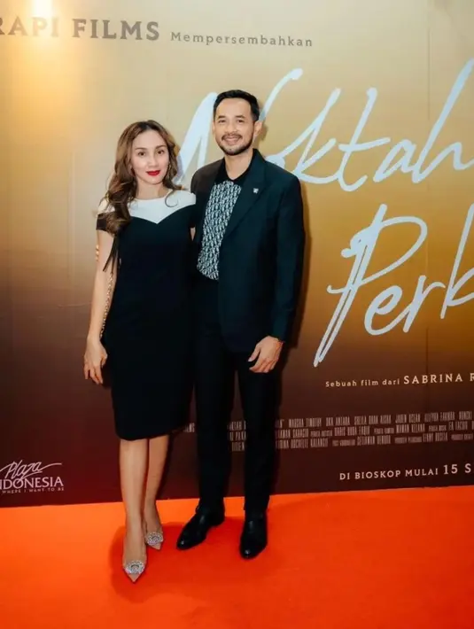 Saking setia dan mendukung suami, Rara selalu menemani Oka saat bekerja, terlebih lagi saat perilisan film. [foto:Instagram/rara.wiritanaya]