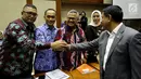 Ketua KPU Arief Budiman (tengah) berjabat tangan dengan Ketua Komisi II DPR Zainudin Amali (kanan), Dirjen Dukcapil Kemendagri Zudan Arif Fakrulloh (kedua kiri) sebelum mengikuti rapat di Senayan, Jakarta, Senin (21/5). (Liputan6.com/JohanTallo)