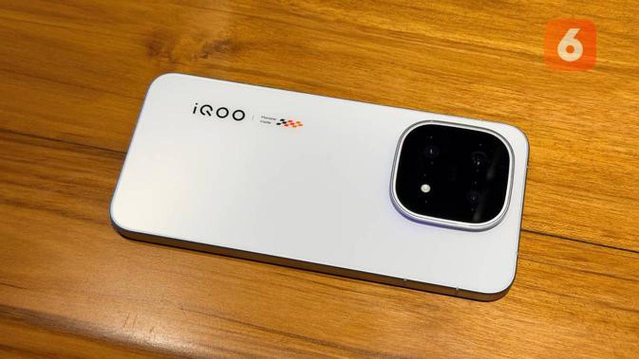 iQOO 15 varian warna Legend atau putih. (Liputan6.com/ Yuslianson)