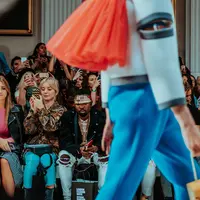 Ilustrasi model berjalan di catwalk. (dok. unsplash.com/brunels_world)
