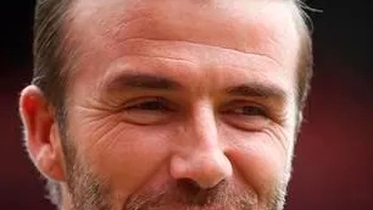 David Beckham, sosok ikonik dalam dunia sepak bola, kembali mengguncang layar kaca melalui film dokumenter terbarunya, "Beckham".