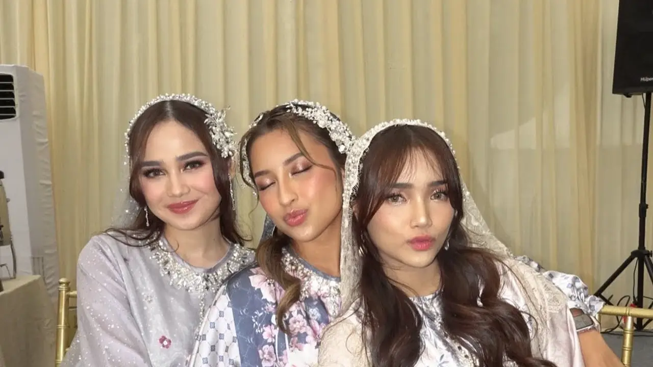 Adu Gaya Syifa Hadju, Jennifer Coppen, dan Fuji An di Fashion Show Koleksi Busana Modest
