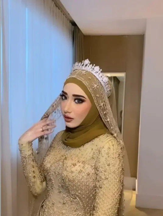 Melengkapi penampilannya, Chacha menggunakan tiara di atas hijab dan veilnya. [Foto: IG/osnapitzcha].