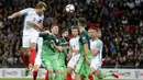 Striker Inggris, Harry Kane, duel udara dengan para pemain Slovenia pada laga Kualifikasi Piala Dunia 2018 di Stadion Wembley, Kamis (5/10/2017). Inggris menang 1-0 atas Slovenia. (AP/Frank Augstein)