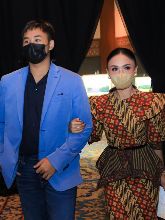 Ditemani Putranya, Ini 7 Potret Yuni Shara dalam Acara Mengenang Ani Yudhoyono