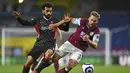 Bek Burnley, Charlie Taylor (kanan) berebut bola dengan gelandang Liverpool, Mohamed Salah dalam laga lanjutan Liga Inggris 2020/2021 pekan ke-37 di Turf Moor, Burnley, Rabu (19/5/2021). Liverpool menang 3-0 atas Burnley. (AP/Martin Rickett/Pool)