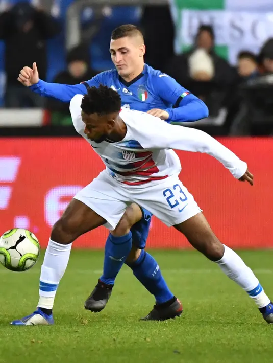 Pemain Amerika Serikat, Kellyn Acosta mengontrol bola dari kawalan gelandang Italia, Marco Verratti selama pertandingan persahabatan di Cristal Arena di Genk, Belgia (20/11). Italia menang tipis atas AS 1-0. (AP Photo / Geert Vanden Wijngaert)