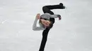 Jason Brown, dari Amerika Serikat, berkompetisi dalam program skate bebas putra selama acara figure skating di Olimpiade Musim Dingin 2022, di Beijing, Kamis (10/2/2022). (AP Photo/Jae C.Hong)