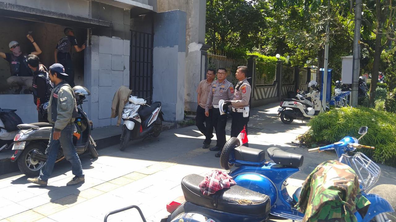 Komunitas Vespa Bandung Turun Tangan Pulihkan Sarana Publik Pasca Rusuh Demo