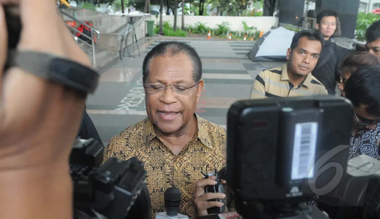 Barnabas Suebu, menjawab pertanyaan wartawan di depan Gedung Komisi Pemberantasan Korupsi (KPK), Jakarta, Jum'at (13/2/2015).  Barnabas Suebu menjadi saksi terkait kasus korupsi DED PLTA  tahun 2009-2010 Provinsi Papua. (Liputan6.com/Herman Zakharia)