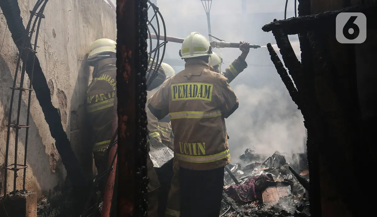 Petugas pemadam kebakaran melakukan proses pendinginan pada permukiman penduduk yang terbakar di Jalan Masjid Alhuda atau depan Stasiun Kebayoran Lama RT 05/01, Jakarta Selatan, Selasa (24/5/2022). Petugas pun mengerahkan 27 unit mobil pemadam kebakaran dari Sudin Damkar Jakarta Selatan ke lokasi kejadian. (Liputan6.com/Johan Tallo)