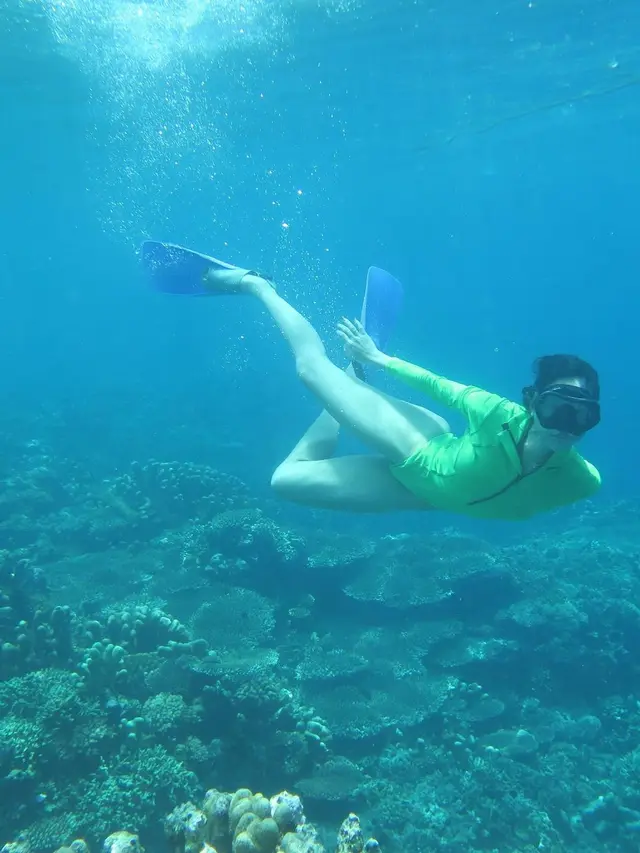 Widi Vierratale kenakan baju renang (Instagram/widikidiwdkdw)