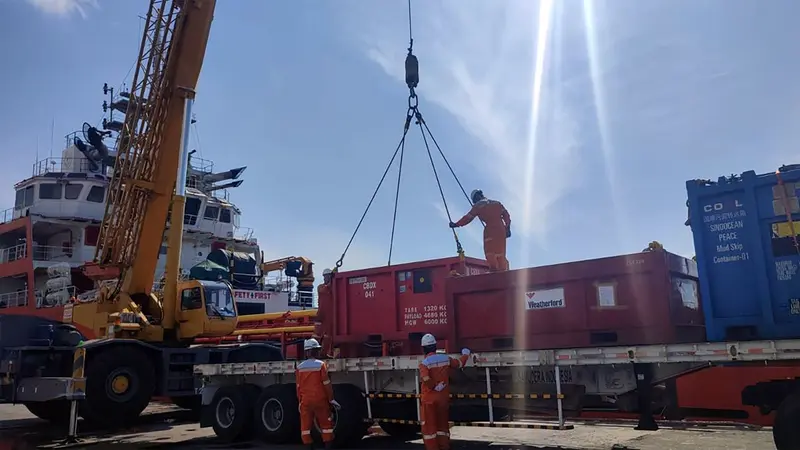 Lifting activity di dermaga yang dilakukan oleh PT Pelabuhan Tanjung Priok (PTP Nonpetikemas)