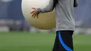 Gelandang Barcelona Spanyol Gavi menghadiri sesi latihan bersiap menjamu Inter Milan pada matchday 4 Grup C Liga Champions di tempat latihan Joan Gamper di Sant Joan Despi, Selasa (11/10/2022). Barcelona menghadapi laga krusial atau laga hidup mati menghadapi Inter Milan pada fase grup C Liga Champions. (Photo by Josep LAGO / AFP)