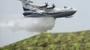 Sebuah AG600 menjatuhkan muatan air selama pertunjukan untuk Pameran Penerbangan dan Antariksa Internasional China ke-13, juga dikenal sebagai Airshow China 2021 di Zhuhai di provinsi Guangdong, China (38/9/2021). (AP Photo/Ng Han Guan)