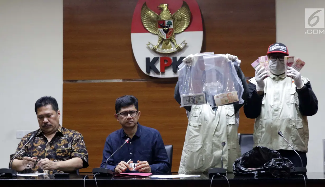 Wakil Ketua KPK, La Ode Muhammad Syarif (kedua kiri) bersama Jamintel, Jan S Maringka saat memperlihatkan barang bukti uang hasil OTT di Gedung KPK, Jakarta, Sabtu (26/6/2019). Dalam OTT tersebut, KPK menahan dua jaksa, dua pengacara dan satu orang dari swasta. (Liputan6.com/Helmi Fithriansyah)