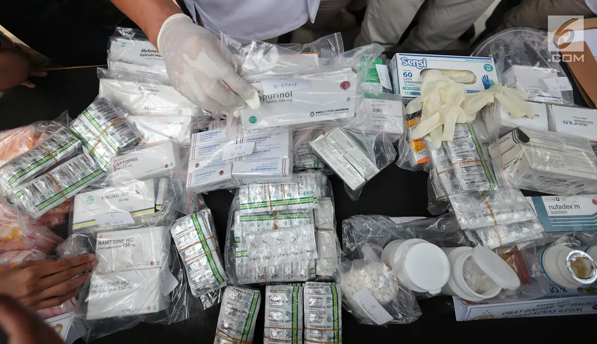 Barang bukti obat- obatan keras saat ungkap kasus di Mapolda Metro Jaya, Jakarta, Selasa (19/9). Polisi menyita 15.367 pil obat daftar G yang tidak terdaftar dari dua lokasi berbeda, yakni Tambora, Jakarta dan Babelan, Bekasi. (Liputan6.com/Faizal Fanani)