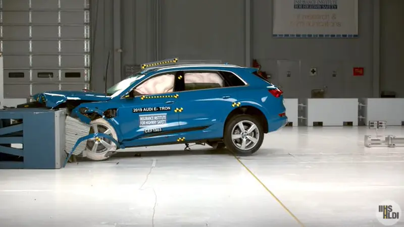 Resmi melakukan uji tabrak, mobil listrik Audi E-Tron lulus dengan predikat Top Safety Pick + dari Insurance Institute for Highway Safety (IIHS)