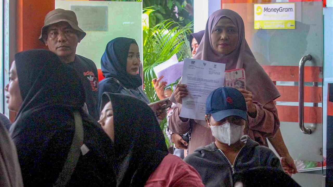FOTO: Warga Antre Memadati Kantor Pos untuk Mengambil BLT Kesra 2025