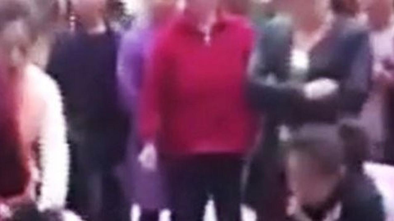 Ditelanjangi di tengah jalan