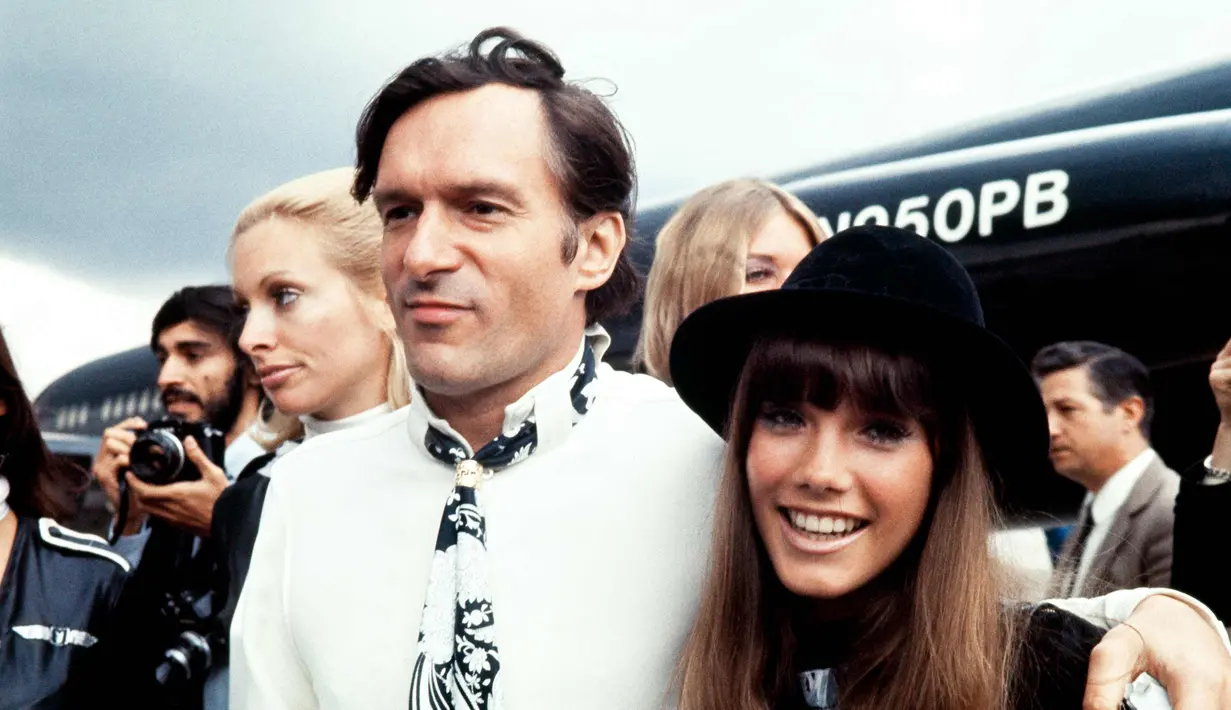 Foto yang diambil pada 21 Agustus 1970, pemilik majalah Playboy, Hugh Hefner bersama pacarnya Barbara Benton. Barbi Benton dikabarkan memiliki hubungan spesial dengan Hefner sampai akhirnya hubungan mereka berakhir pada 1976 silam. (AFP Photo/Stringer)