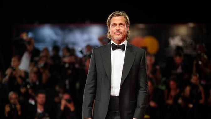 Brad Pitt pada red carpet Venice Film Festival 2019. (dok. AP/Novi Thedora)