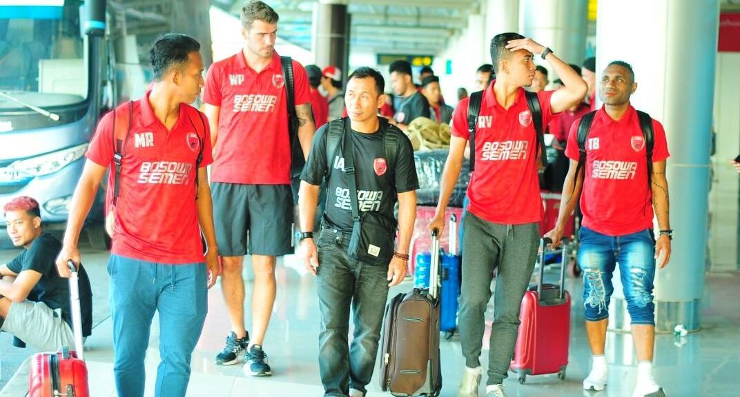 Pemain PSM Makassar saat perjalanan menuju markas Sriwijaya FC, Jumat (15/9/2017). (Bola.com/Abdi Satria)