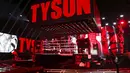 Mike Tyson memasuki ring saat akan melawan Roy Jones Jr pada pertarungan tinju eksibisi di Los Angeles, Amerika Serikat, Sabtu (28/11/2020). Pertandingan berakhir tanpa pemenang alias imbang. (Joe Scarnici/Triller via AP)