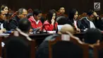 Pihak pemohon mengikuti sidang perdana permohonan uji materi UU Nomor 7 Tahun 2017 tentang Penyelenggaraan Pemilu di Gedung Mahkamah Kontitusi, Jakarta, Selasa (5/9). Ada tiga pasal yang diuji materikan. (Liputan6.com/Helmi Fithriansyah)