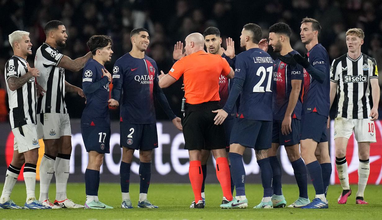 Para pemain PSG mengelilingi Wasit Szymon Marciniak untuk meminta penalti pada laga lanjutan Grup F Liga Champions 2023/2024 di Parc des Princes, Paris, Prancis, Rabu (29/11/2023) dini hari WIB. (AP Photo/Christophe Ena)